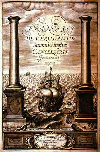 Titelblatt der Enzyklop&auml;die Instauratio magna von Francis Bacon, London 1620. Es zeigt ein Schiff, das durch zwei Freimaurers&auml;ulen, Boaz und Jachin, ins offene Meer segelt; es symbolisiert den &Uuml;bergang &uuml;ber die Grenzen der klassischen (d. h. altgriechischen) Gelehrsamkeit hinaus in eine Sph&auml;re potenziell unbegrenzten Naturwissens.