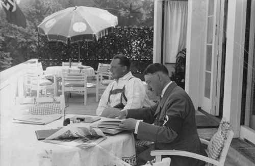 Reichskanzler Adolf Hitler auf der Terrasse seines Landsitzes Berghof auf dem Obersalzberg bei Berchtesgaden mit Hermann Göring
