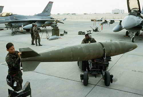 MARK 84-Bombe, wie sie bei der Operation Opera 1981 verwendet wurde. Das Bild zeigt US-Soldaten bei der Bewaffnung von zwei F16-Jagdbombern für den Golfkrieg 1991, Operation "Dessert Storm"