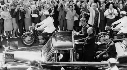 23.6.1963: Staatsbesuch von US-Präsident John F. Kennedy in der Bundesrepublik: Bundeskanzler Konrad Adenauer und John F. Kennedy im offenen Wagen bei Fahrt durch Spalier jubelnder Zuschauer