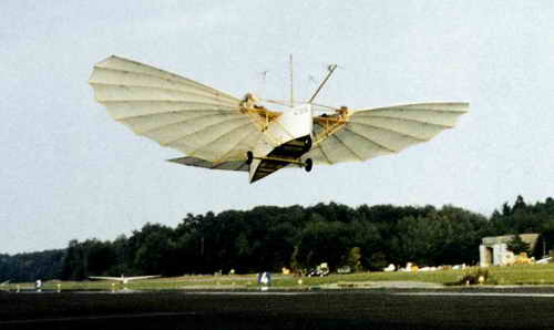 Der von der Flughistorische Forschungsgemeinschaft Gustav Weisskopf nachgebaute Flugmaschine beim  Testflug
