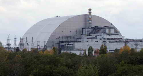 Neue Schutzh&uuml;lle in endg&uuml;ltiger Position &uuml;ber dem havarierten Reaktorblock Tschernobyl, Oktober 2017