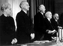 1949: Konrad Adenauer verkündet das Grundgesetz,