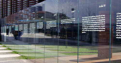 Die ersten 19 Artikel des Grundgesetzes, die Grundrechte (Ursprungsfassung), am Jakob-Kaiser-Haus in Berlin