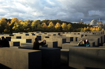 Blick vom Holocaust-Mahnmal auf den Tiergarten und den Reichstag