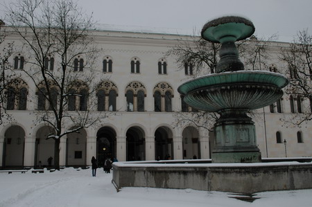 Ludwig-Maximilians-Universität (LMU), München, fast auf den Tag genau 69 Jahre danach Hier, wo Sophie und Hans Scholl studierten, verteilten sie ihre letzten Flugblätter "Weiße Rose"