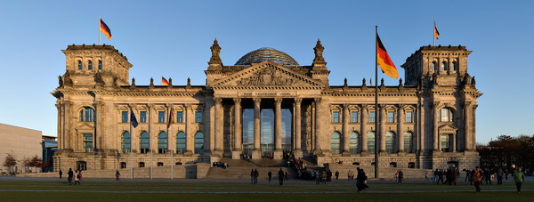 Reichstagsgebäude von Westen, kurz vor Sonnenuntergang