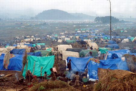 1994: Flüchtlingscamp im Osten von Zaire mit Menschen, denen es gelang, vor den mordenden Milizen aus Ruanda zu flüchten