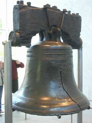 Die "Liberty Bell" (Freiheitsglocke) in Philadelphia, Symbol für Demokratie und Freiheit. Die Ironie des Schicksals: Die Freiheitsglocke hat einen Sprung.