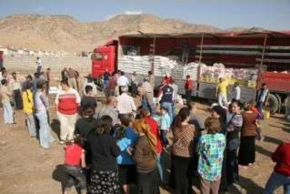 Verteilung von Hilfspaketen in einem Dorf in Nordirak