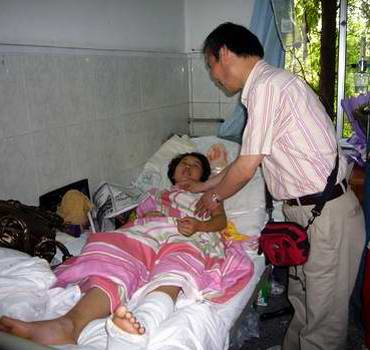 Besuch einer Verletzten im Krankenhaus 