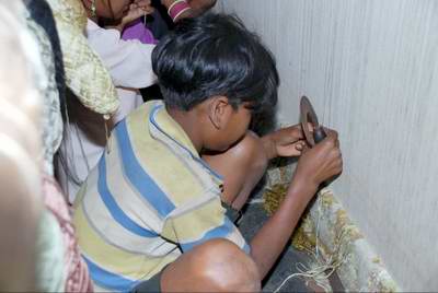 Junge in einem illegalen Teppichzentrum. Foto: Kindernothilfe-Partner