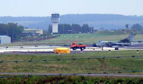 Tower und Start- und Landebahn des Fliegerhorsts Büchel in der Eifel