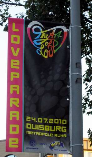 Loveparade-Plakat, Straßenwerbung in Duisburg für Loveparade 2010
