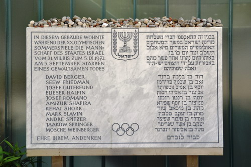 Gedenktafel an der Connollystraße 31 im Olympischen Dorf in München, wo der Überfall geschah