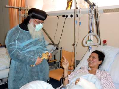 Opfer des Anschlags von Alexandria  in ihrem Krankenbett in München