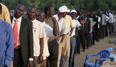 09.01.2011: Volksentscheid im Südsudan, Warteschlange vor einem Wahllokal in Juba