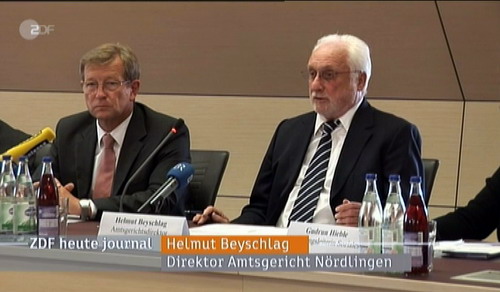 Helmut Beyschlag, Direktor des Amtsgerichts Nördlingen bei der Pressekonferenz bezüglich der Glaubensgemeinschaft in Gut Klosterzimmern im ZDF