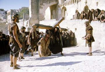 Jesus muss sein Kreuz durch die Straßen von Jerusalem bis vor die Stadt tragen