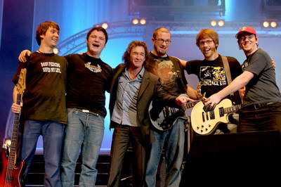 Sieger des "Message Music Contest" 2006: „Opposition of One“ aus Ludwigsburg. Deutschrocker Peter Maffay (mitte links) erhielt den „WORLD VISION Charity Award“