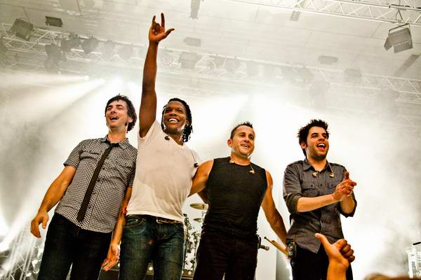 Newsboys sind Michael Tait (2. von links, Gesang), Jody Davis (Gitarre), Duncan Phillips (Schlagzeug, Percussion), Jeff Frankenstein (Keyboard, Bass) 