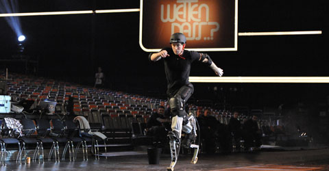 04.12.2010: Wetten Dass ... ? im ZDF. Bei der ersten Wette verunglückt der Kandidat Samuel Koch bei dem Versuch, mit Federbeinen über entgegenkommende Autos zu springen