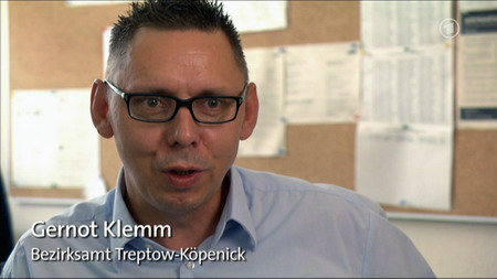 Die Story im Ersten" - Mission unter falscher Flagge: Gernot Klemm vom Bezirksamt Treptow-Köpenick vergleicht Jörg Kohlhepp mit dem "Onkel, von dem Mann besser keinen Bonbon nehmen sollte".