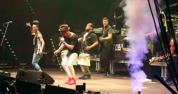 TobyMac (2. von links) mit seiner Diverse City Band