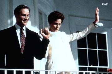 US-Präsident (Kevin Kline) und First Lady (Sigourney Weaver) spielen vom Balkon des Weißen Hauses heile Welt 