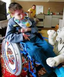 GelÃ¤hmter Junge in Bosnien mit neuem Rollstuhl von der OASE - Hilfe fÃ¼r Menschen in Not
