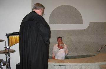 Taufe von Ötzi-Finder Helmut Simon nach biblischen Vorbild durch Untertauchen im Taufbecken der Baptistengemeinde am Südring in Nürnberg.