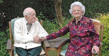 Das britisches Ehepaar Percy Arrowsmith (105) und seine Frau Florence (100) im Guinessbuch