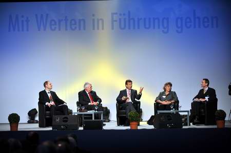 Podiumsdiskussion mit Vertretern aus Kirche, Diakonie und Wirtschaft am 2. Tag des Kongresses christlicher Führungskräfte 2009 in Düsseldorf 