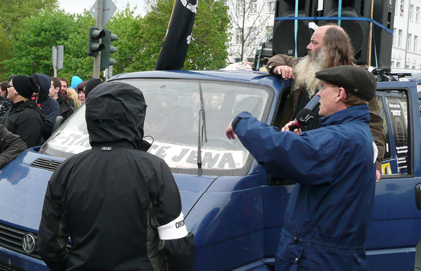 Jugendpfarrer Lothar König (mit Bart) am Bus der Jungen Gemeinde Jena 