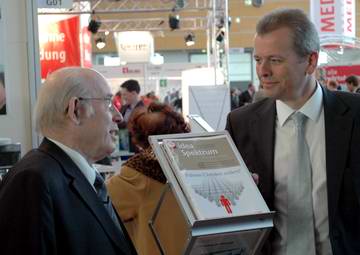 Pastor Horst Marquardt, Vorsitzender des Kongresses (li. im Bild), mit Nürnbergs Oberbürgermeister Dr. Maly bei Rundgang durch die Ausstellung