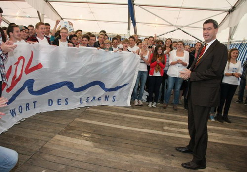 Dr. Markus Söder verkündet überraschend den Jugendlichen von WdL, dass die Schlösser am Starnberger See nicht verkauft werden