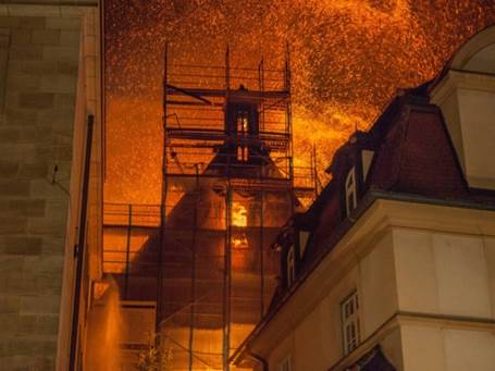05.06.2014: Kirchenbrand - Der Dachstuhl der Kirche St. Martha in der dicht bebauten Königsstraße steht in Flammen.
