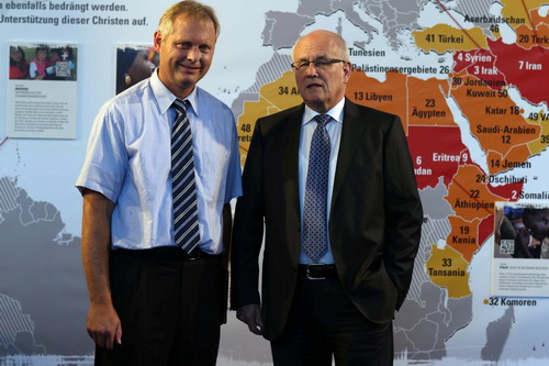 Markus Rode, Leiter von Open Doors Deutschland (links) mit Volker Kauder, Fraktionschef der CDU/CSU-Bundestagsfraktion, vor der Weltverfolgungsindex-Weltkarte 