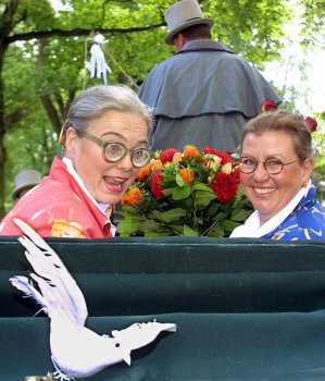 Zwei Lesben  fahren in Hochzeitskutsche zu ihrer Feier. Quelle:  dpa