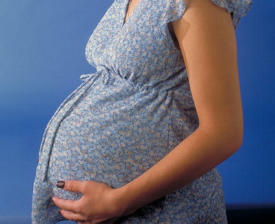 Normale Geburt oder Kaiserschnitt? Kaiserschnitt auf Wunsch kann Atemprobleme beim Neugeborenen verursachen